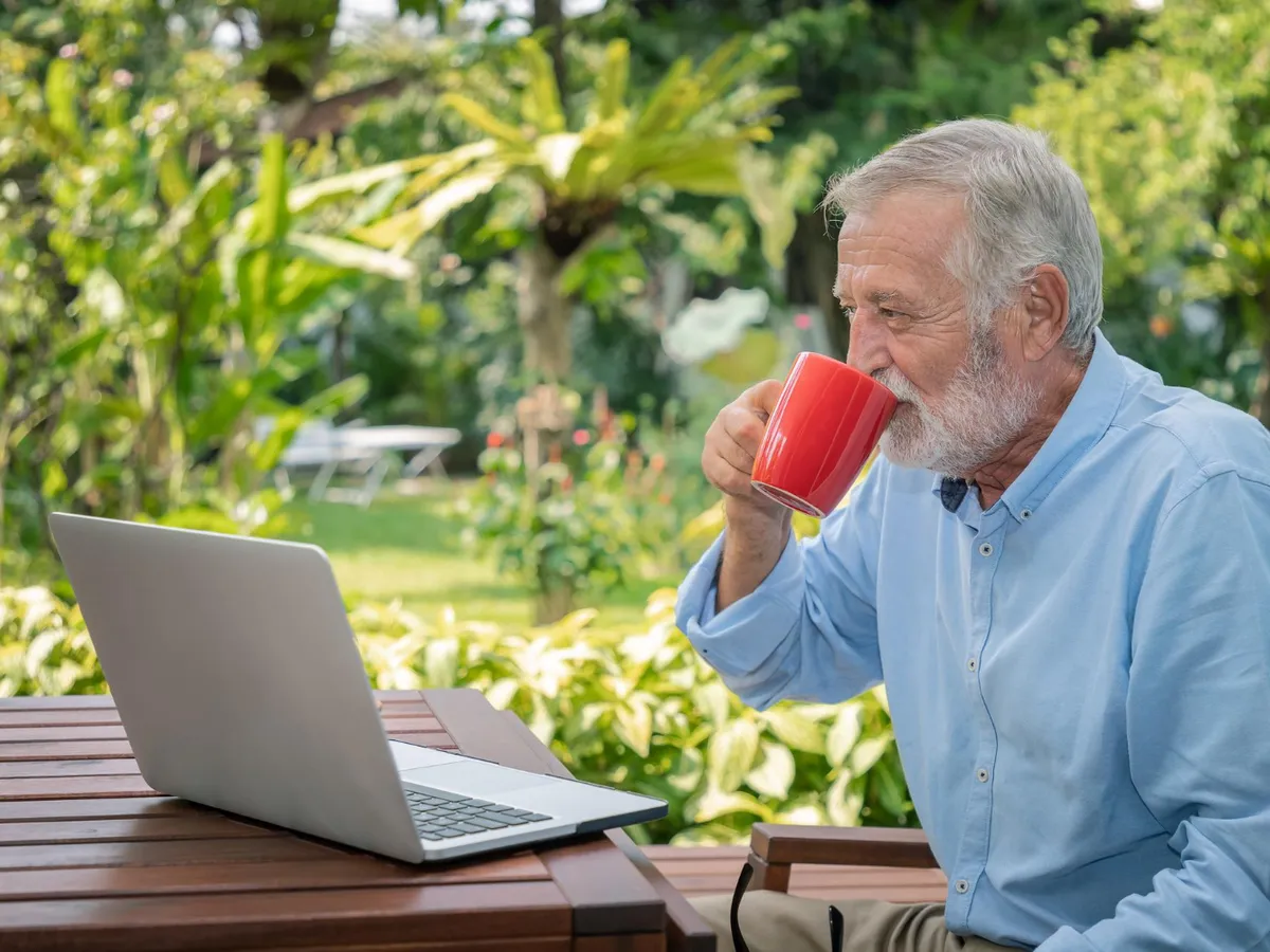 Pensionar supărat la pensie - Foto: Freepik