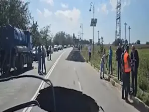 Un crater format în carosabil blochează traficul din Năvodari. Autoritățile nu iau nicio măsură foto: captură video Realitatea