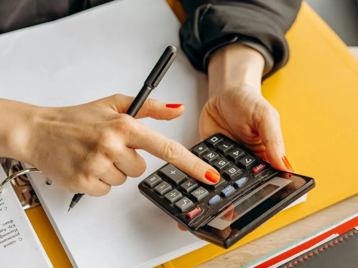 Femeie făcând calcule complicate - Foto: Pexels/Mikhail Nilov