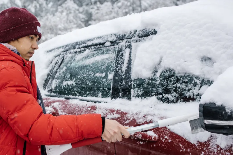 Curățarea geamurilor mașinii e esențială iarna - Foto: Freepik (imagine cu rol ilustrativ)