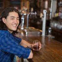 Tânăr japonez la bar - Foto: Profimedia