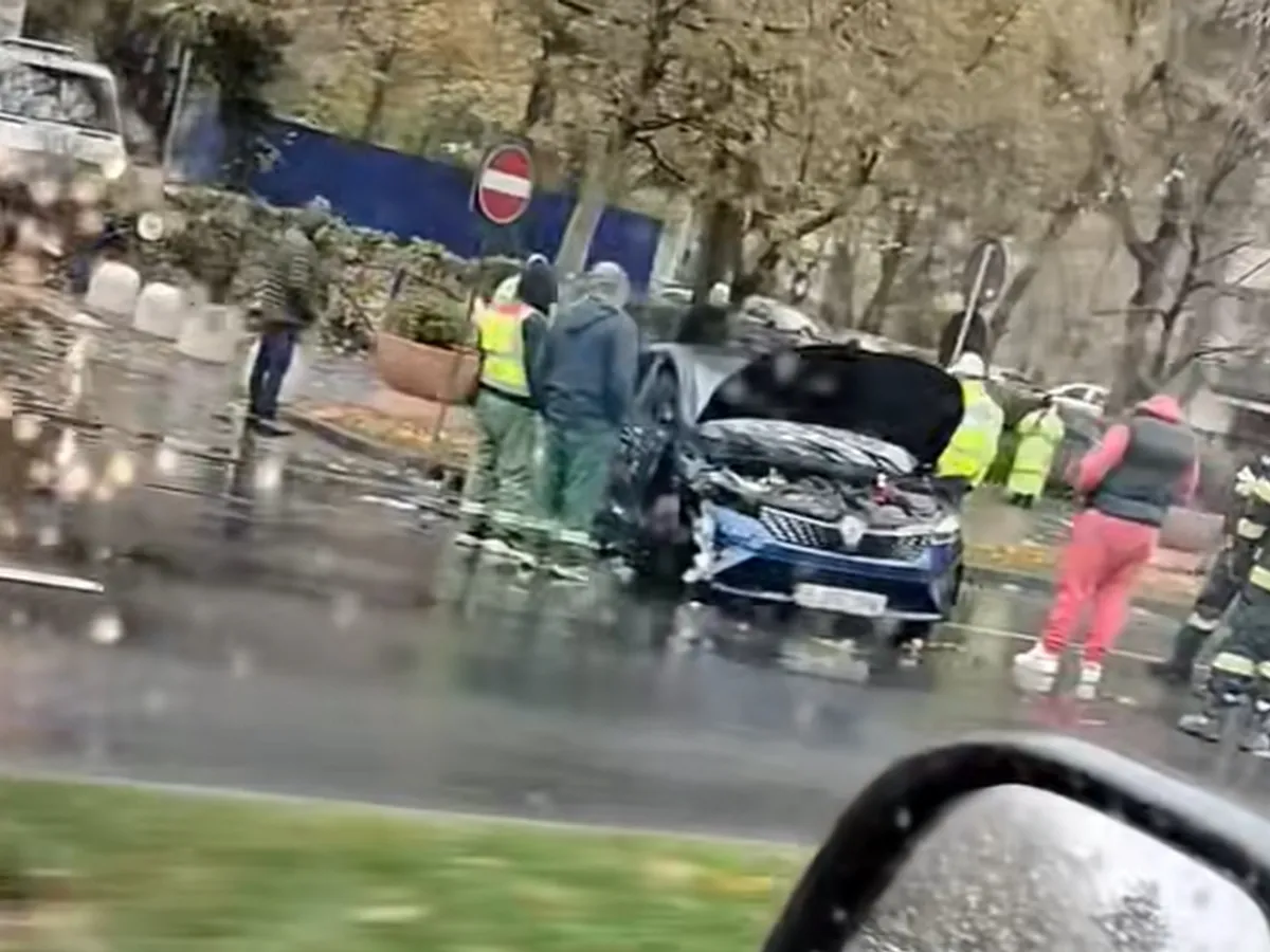 FOTO O șoferiță de 66 de ani a mers cu așa viteză pe un bulevard din București încât a rupt un stâlp