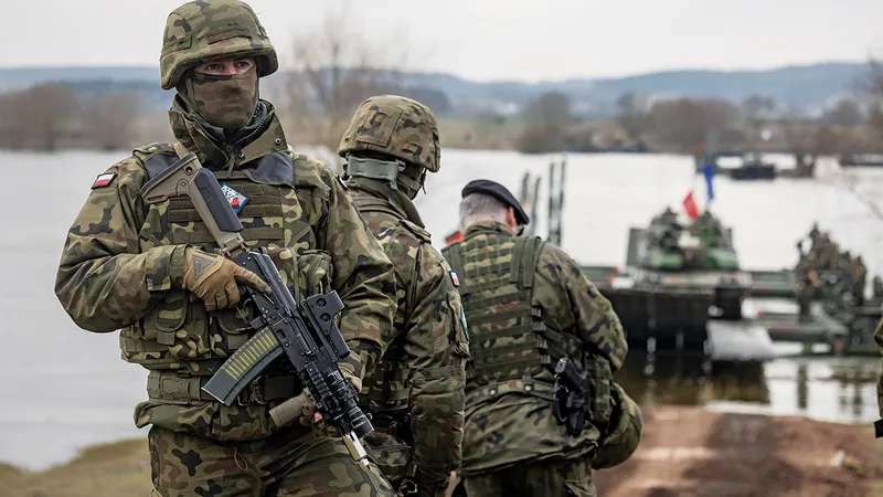 Forțele armate ale Poloniei găzduiesc alte țări pe 4 martie 2024, la Korzeniewo, pentru Steadfast Defender 24, un exercițiu militar al NATO care demonstrează capacitatea sa de a-și apăra teritoriul