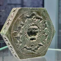 Obiectul misterios al dacilor descoperit la baza unui copac, la Sarmizegetusa. Înfățișează grifoni - Foto: Muzeului Civilizaţiei Dacice şi Romane Deva/ Imagine cu caracter ilustrativ