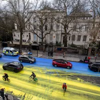Un grup de activiști britanici au vopsit strada din fața ambasadei Rusiei în culorile Ucrainei - FOTO: Twitter/@ByDonkeys