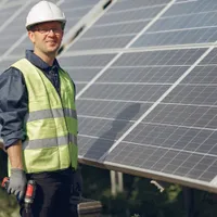 FACTURI MICI la curent Câți bani îți dă statul pentru panouri solare? Ce documente trebuie depuse - Foto: Freepik