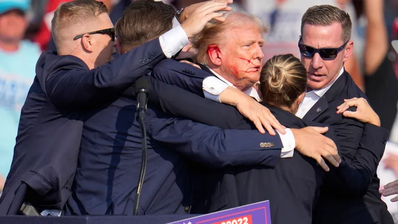 Tentativă de asasinat asupra lui Donald Trump, în Pennsylvania. E împuscat în ureche. 2 morți - Foto: Profimedia Images