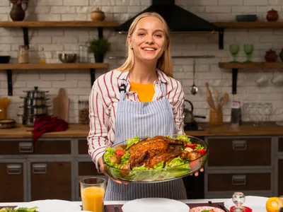 Femeia care a gătit carne - Foto: Freepik