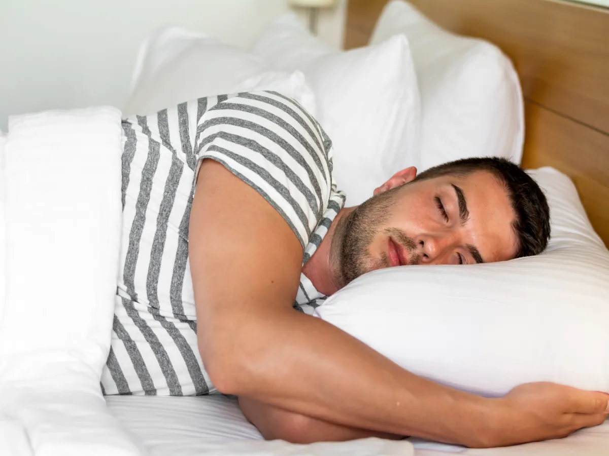 Bărbat liniștit care doarme - Foto: Magnific.com (Imagine cu rol ilustrativ)