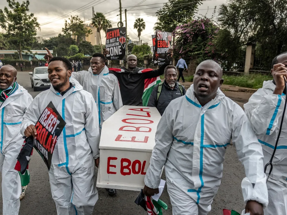 Epidemia de Ebola. Arestări şi gaze lacrimogene în faţa unui centru american de carantină din Kenya