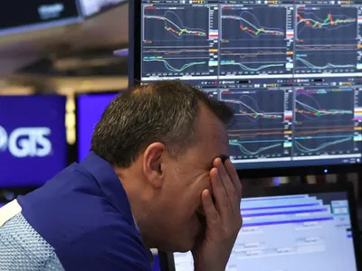 Un trader de la New York Stock Exchange se ia cu mâinile de cap - Foto: Profimedia Images