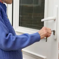 O femeie cu 6 copii a ocupat abuziv apartamentul unei pensionare în Capitală: Mi-a schimbat și iala - Foto: Profimedia images