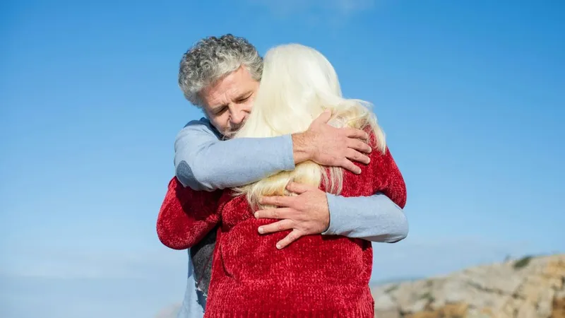 Pensionari strângându-se în braţe - Foto: Pexels/Kampus Production