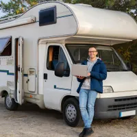 Ce spune Codul Rutier despre cine poate conduce cu permis de categorie B o rulotă sau o autorulotă - Foto: Freepik (rol ilustrativ)