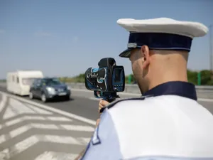 „Bombardier” cu permisul suspendat, prins în timp ce dădea flash-uri pe A2. Zbura cu 187 km/h - FOTO: Inquam Photos / George Călin