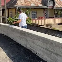 Cum a proiectat „Dorel” reabilitarea unui drum? E mai înalt decât gardurile caselor - Foto: captură video