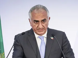 Reza Pahlavii, în conferinţă de presă, astăzi - Foto: Profimedia Images