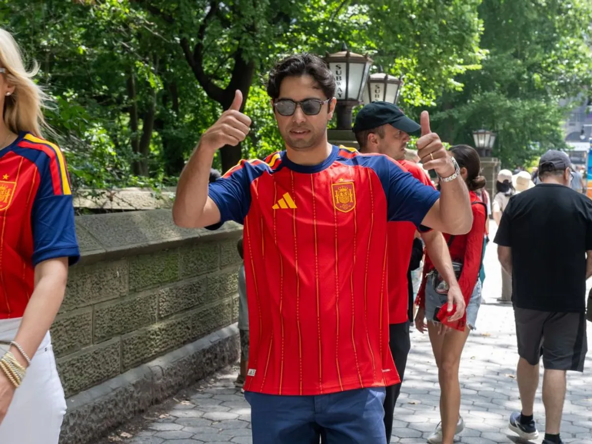 Suporterii spanioli se bucură, înaintea finalei Spania - Argentina, de la Cupa Mondială - Foto: Profimedia Images