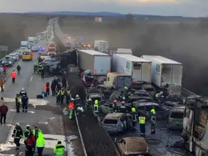 Peste 30 de răniți într-un accident pe o autostradă. Au fost implicate 42 de autovehicule - Foto: Twitter/ KoskovicsZ