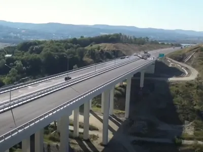 Stadiul fizic al lucrărilor pe cei 9,86 kilometri ai secțiunii 4 Tigveni - Curtea de Argeș a autostrăzii A1 Sibiu - Pitești se apropie de 95% - Foto: captură video