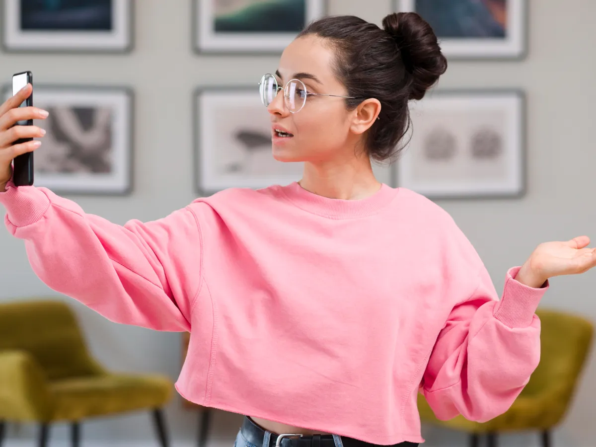 Femeie care stă pe telefon - Foto: Freepik (Imagine cu rol ilustrativ)