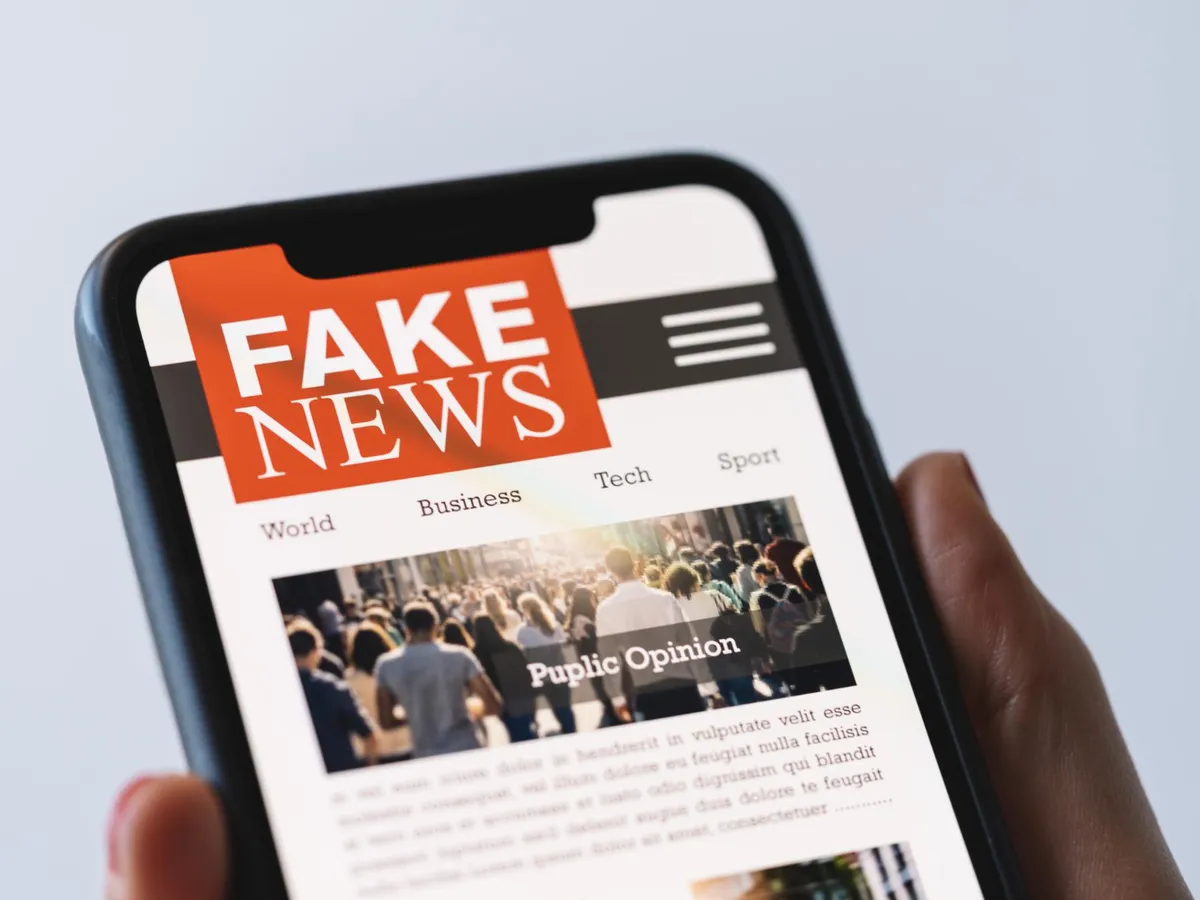 Telefon care are pe ecran Fake News - Foto: Freepik (rol ilustrativ)