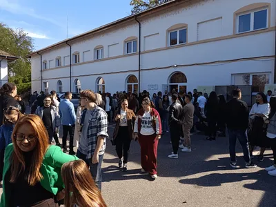 Facultatea „de lângă casă”, noua alegere a tinerilor. De ce tot mai mulți renunță la orașele universitare mari