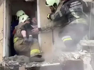 O fată a fost găsită în viaţă, în blocul din oraşul Dnipro atacat de Rusia, cu o rachetă Kh-22 - Foto: captură video Channel 4 News