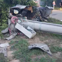 Ce a rămas dintr-un BMW după ce a rupt un stâlp de beton. Șoferul și un pasager au murit pe loc - Foto: Facebook/Info Trafic 24