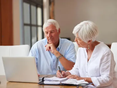 Cu ce sume de bani cresc pensiile în 2027, 2028 și 2029, potrivit UE. Care pensionari iau 870 lei în plus?