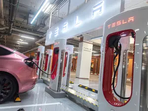 „Probleme”, pentru românii cu mașini electrice Tesla. Plinul la stațiile Supercharger va fi pe bani. - Foto: Profimedia Images