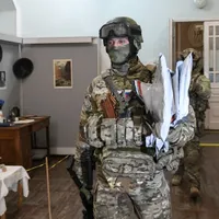 Militarii ruși fură icoane găsite într-o clădire a templului Bisericii Ortodoxe Ucrainene din Enerhodar/Foto: Profimedia Images