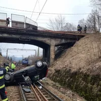 Un șofer de 22 de ani a sărit cu mașina de pod pe șinele de tren la Predeal. Traficul, oprit. - Foto: mytex.ro