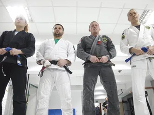 Raluca Dinescu, campioană mondială la MMA, antrenorii Octav Anechitei și Marius Măzăreanu, Paul Răcaru, campion European la BJJ