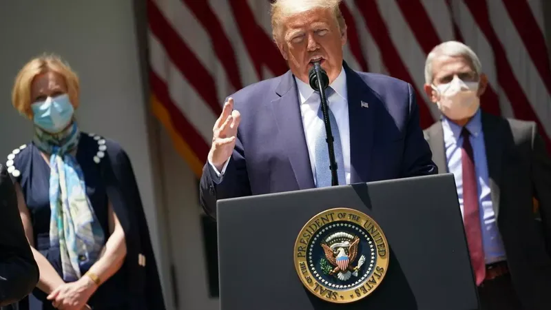 Trump a recunoscut abia recent utilitatea măștii/FOTO: facebook.com