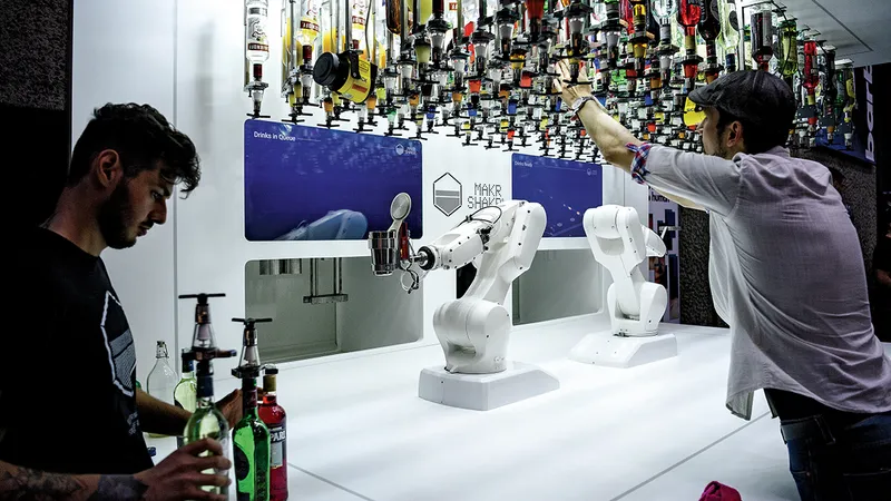 OMUL ÎMPOTRIVA MAȘINII Barmani umani au concurat împotriva robotului automat „Toni“ al Makr Shakr pentru a prepara cele mai bune cocktailuri la expoziția „AI: More than Human“ din 2019
