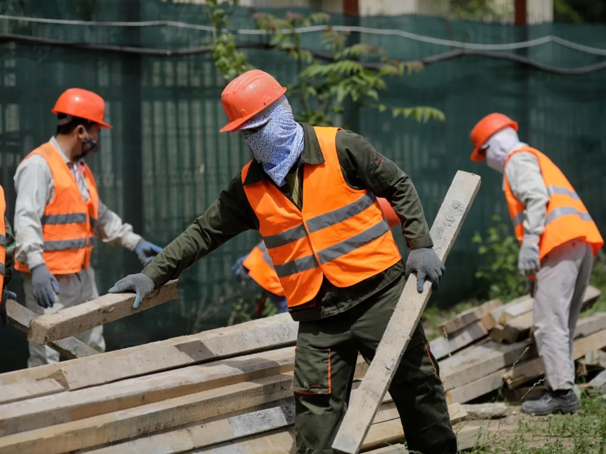 Muncitori asiatici, lucrând la şantierul Spitalului Universitar de Stomatologie - Foto: INQUAM PHOTOS/George Călin