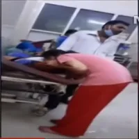 O fiică îi face respirație gură la gură mamei bolnave de COVID pe holul unui spital din India Foto: captură video Youtube