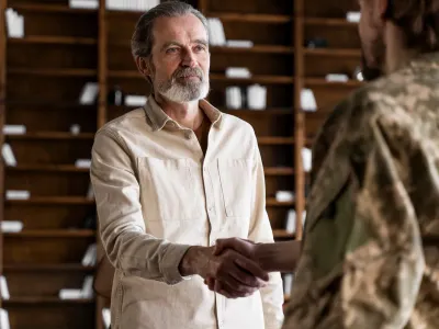 Caporal cu 20 ani munciți - pensie militară de 6.100 lei. Pensiile civile, la jumătate și la 65 ani. De ce?