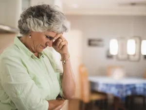 Pensionar primind o știre gravă despre pensie - Foto: Freepik