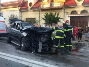 Șoferul unui SUV Mercedes GLE s-a grăbit la nuntă. S-a urcat pe un BMW, 4 persoane la spital - Foto: tion.ro