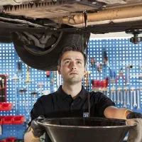 De ce își cumpără românii mașini și le repară pe „bordură”. La motoare, e bine. Ce spun serviceurile - Foto: ZF