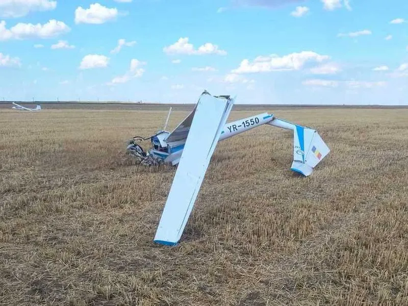Un planor s-a prăbuşit pe un câmp din judeţul Olt. Ce s-a întâmplat cu pilotul? - Foto: ISU Olt