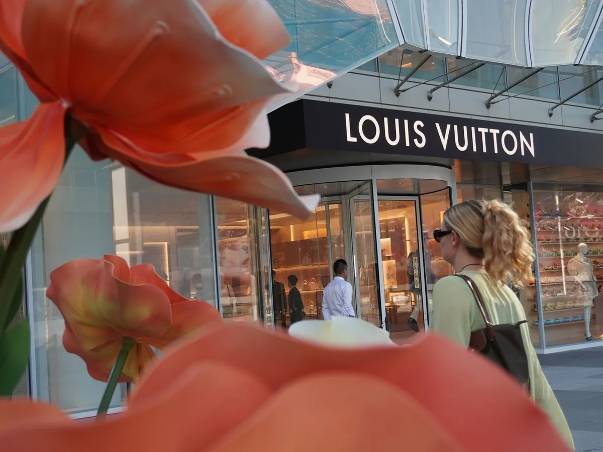 O influenceriță și prietenul ei, „reclamă” României la Cannes. Au furat o brățară Louis Vuitton de 36.500 €