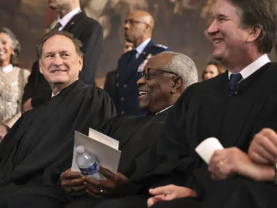 Judecătorii Curţii Supreme Samuel Alito, Clarence Thomas şi Brett Kavanaugh, la depunerea jurământului de către preşedintele ales Donald Trump - Foto: Profimedia Images