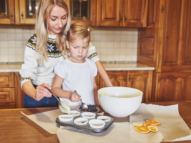 Mamă și fiică pregătesc împreună brioșe cu ouă - Foto: Freepik