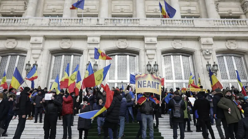 Un alt grup de manifestanţi a forţat intrarea în Senat și au reușit să ajungă pe scările Palatului Parlamentarului. Foto Inquam Photos/George Călin