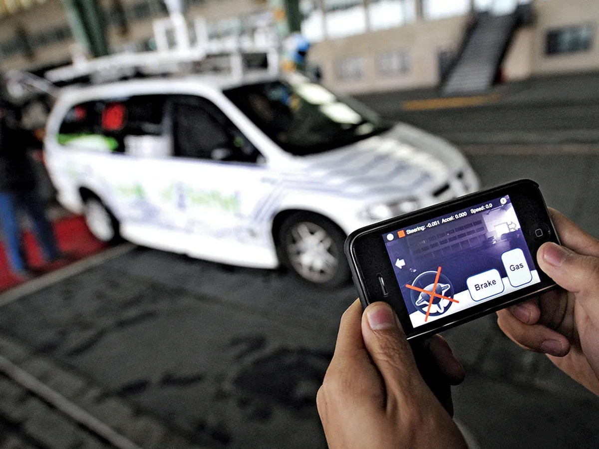 Această mașină autonomă de testare este controlată de la distanță – de oameni