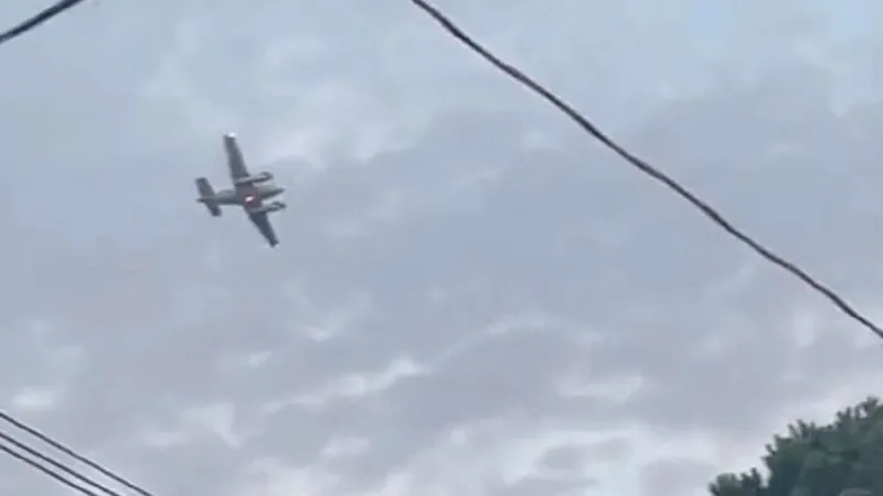 Avion ce planează - FOTO: Twitter