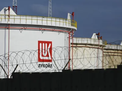 Tancuri Lukoil de stocare în terminalul portuar Rosenets, din portul Burgas - Foto: Profimedia Images